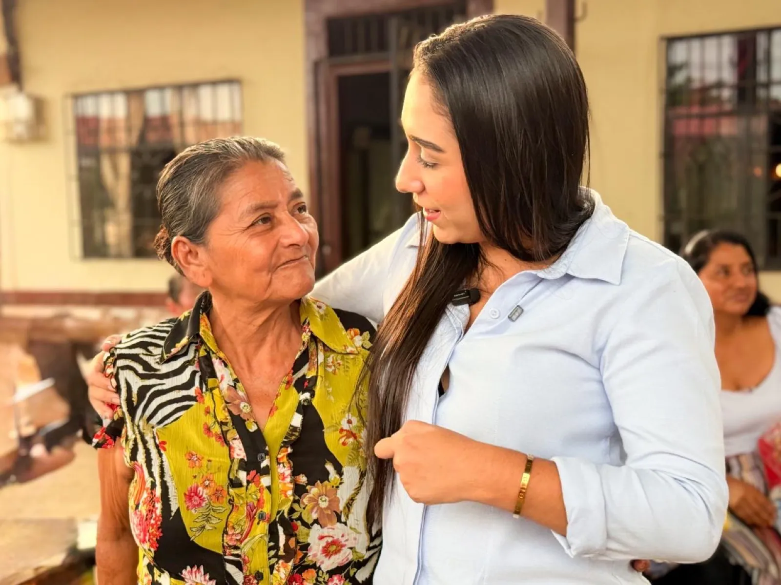 Liliana Silva conversa con una madre de Santo Domingo.